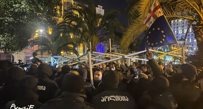 აქციის მონაწილეები აჭარის მთავრობის სახლთან კარვის გაშლას  ცდილობენ
