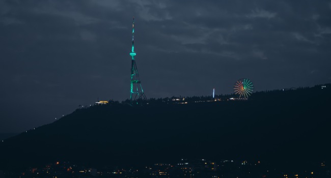 თბილისის სატელევიზიო ანძა ზურმუხტისფრად განათდა