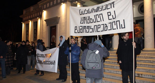 პოლიტპატიმრების ოჯახის წევრების, მეგობრებისა და კოლეგების საერთო მარში რუსთაველის გამზირისკენ მიემართება