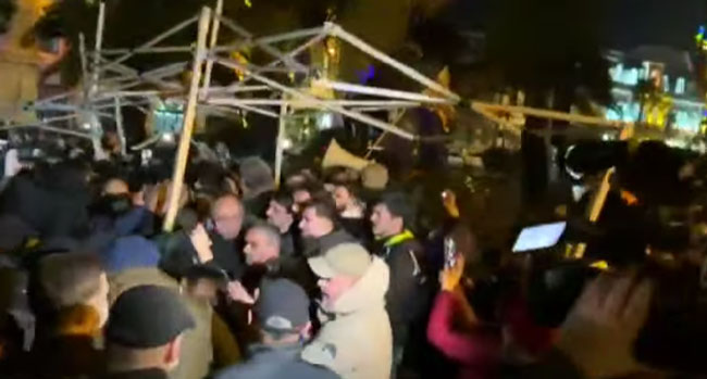 პოლიციელებმა აქციის მონაწილეების მიერ ტროტუარზე გაშლილი კარავი ძალის გამოყენებით, დაშალეს