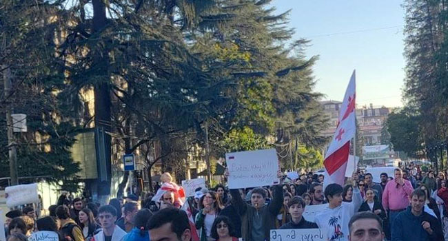 აქცია ზუგდიდში – სტუდენტები შეძახილებით მსვლელობას მართავენ