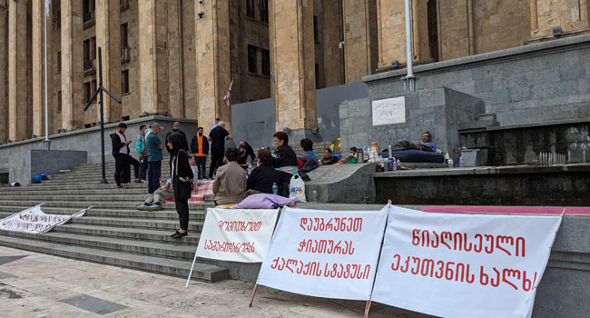 “სოფელი ინგრევა, ჩვენი არჩეული მთავრობა გვერდით დაგვიდგეს”