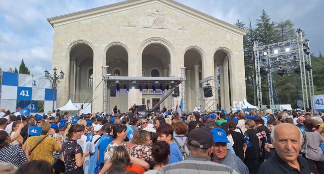 ორი სცენა – ოზურგეთში “ქართული ოცნების” მხარდასაჭერი კონცერტი მიმდინარეობს