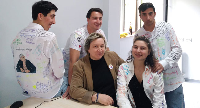 “გილოცავთ!  წარმატებულ და ბედნიერ მომავალს გისურვებთ!”