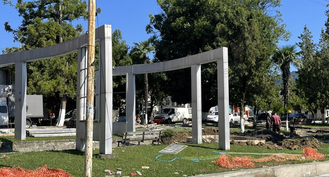 დუმბაძის სახელობის სკვერის ნაწილი აღარ გაიყიდება _ ჩოხატაურის საკრებულომ დადგენილება გააუქმა