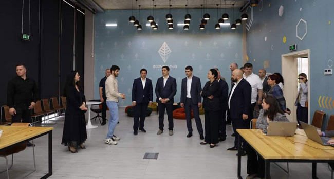 საქართველოს პარლამენტის თავმჯდომარემ ოზურგეთის ტექნოპარკი დაათვალიერა