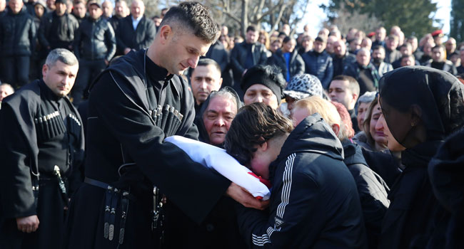 ოთარ ღვინაშვილი სამხედრო პატივით დაკრძალეს