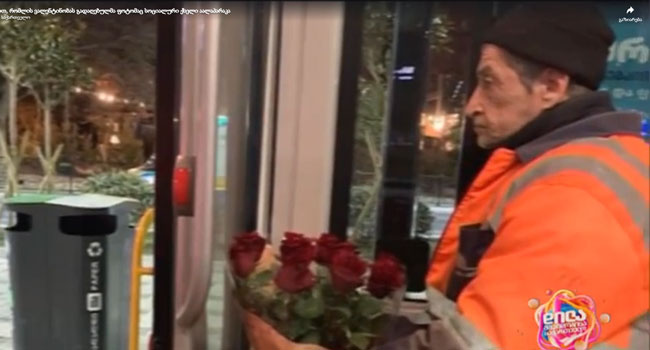 ვინ არის კაცი ვარდებით, რომლის ფოტო სოციალურ ქსელში ვირუსულად გავრცელდა