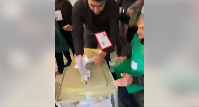 მარნეულში საარჩევნო ყუთში ათობით ბიულეტენს ერთად ყრიან