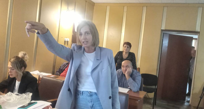 ხმაური ოზურგეთის საკრებულოს სხდომაზე: “ერთი ძროხის გადადენა 500 ლარი გიჯდებათ”