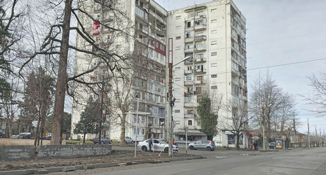 „სირცხვილია, 21-ე საუკუნეში, ზედა სართულებიდან მიცვალებული აყუდებული ჩამოგვყავს“