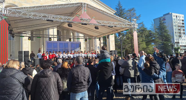 საპატიო მოქალაქეების დაჯილდოვება, ნაძვის ხის ანთება – ოზურგეთში საახალწლო ღონისძიება მიმდინარეობს