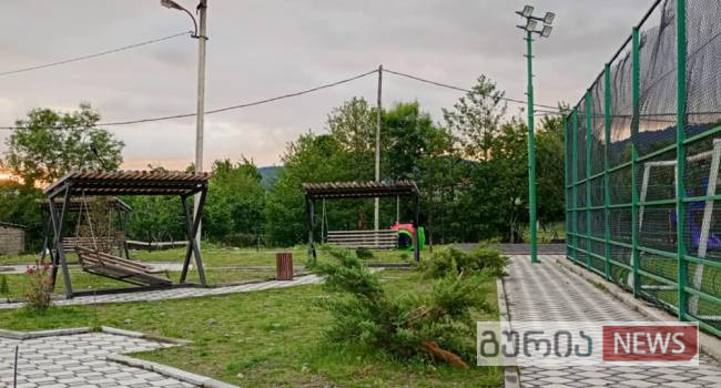 დაზიანებული სკამ-საქანელა სკვერში- რას აცხადებენ ჩოხატაურის მერიაში