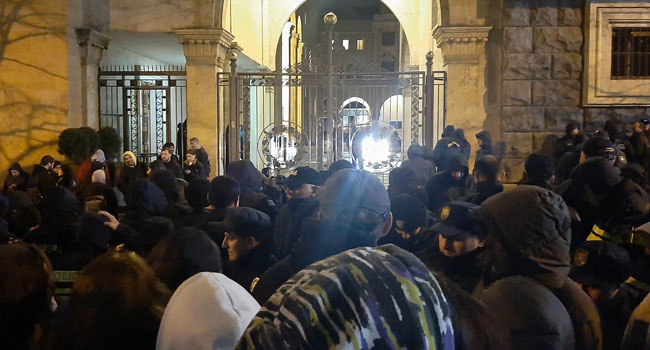 პარლამენტთან კიდევ ერთი ადამიანი დააკავეს