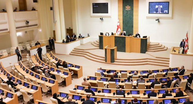 „სკოლებში ანაზღაურება გახდეს ორკომპონენტიანი“… – ვის ეხება დეპუტატის წინადადება