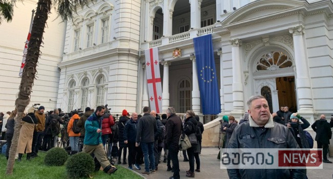 როგორ ელოდებიან მოქალაქეები სალომე ზურაბიშვილის გამოსვლას (ვიდეო)