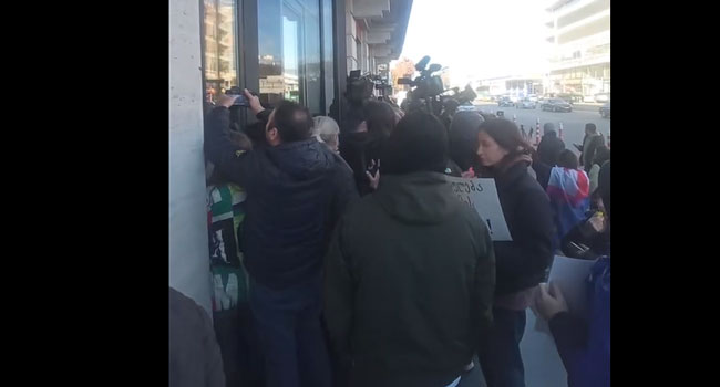 რესტორანთან, სადაც, მოსამართლეებისთვის კორპორაციული წვეულებაა დაგეგმილი, საპროტესტო აქცია მიმდინარეობს