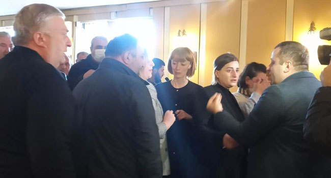 ნაციონალურმა მოძრაობამ საკრებულოს სხდომა დატოვა