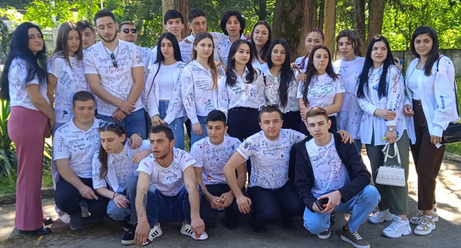 სამტრედიის მეოთხე საჯარო სკოლაში მეთორმეტე კლასელთათვის ბოლო ზარი დაირეკა