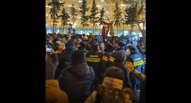 “გურიაში წადით, აქ რომ მორბიხართ!“ – აქციის მონაწილეები პოლიციელებს