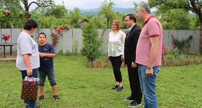საჩუქრები შშმ ბავშვებს ჩოხატაურის ხელუსფლებისგან