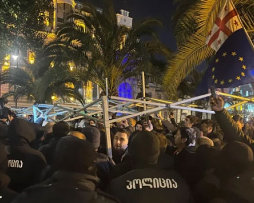აქციის მონაწილეები აჭარის მთავრობის სახლთან კარვის გაშლას  ცდილობენ