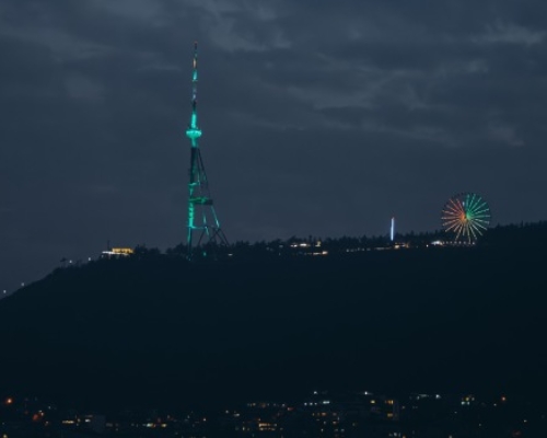 თბილისის სატელევიზიო ანძა ზურმუხტისფრად განათდა