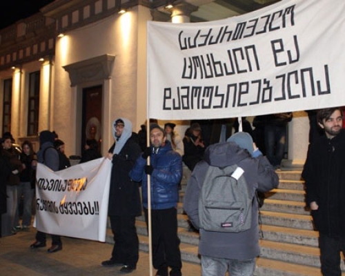 პოლიტპატიმრების ოჯახის წევრების, მეგობრებისა და კოლეგების საერთო მარში რუსთაველის გამზირისკენ მიემართება