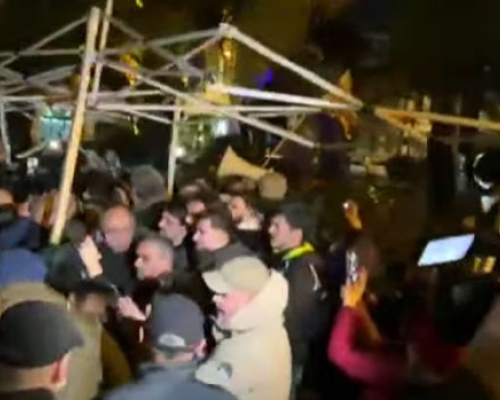 პოლიციელებმა აქციის მონაწილეების მიერ ტროტუარზე გაშლილი კარავი ძალის გამოყენებით, დაშალეს