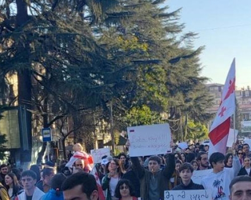 აქცია ზუგდიდში – სტუდენტები შეძახილებით მსვლელობას მართავენ