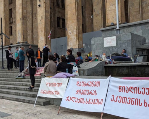 “სოფელი ინგრევა, ჩვენი არჩეული მთავრობა გვერდით დაგვიდგეს”