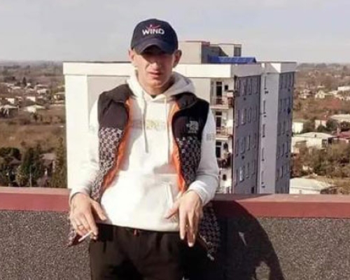 „დაქვრივ­და 21 წლის, 5 თვის ორ­სუ­ლი გოგო” – კლინიკაში გარდაიცვალა 24 წლის ბიჭი, რომელსაც  მანქანა  ტროტუარზე დაეჯახა