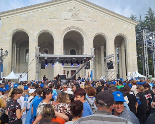 ორი სცენა – ოზურგეთში “ქართული ოცნების” მხარდასაჭერი კონცერტი მიმდინარეობს