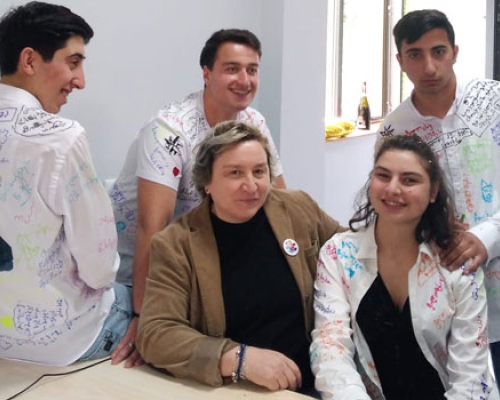 “გილოცავთ!  წარმატებულ და ბედნიერ მომავალს გისურვებთ!”