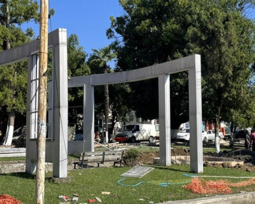 დუმბაძის სახელობის სკვერის ნაწილი აღარ გაიყიდება _ ჩოხატაურის საკრებულომ დადგენილება გააუქმა