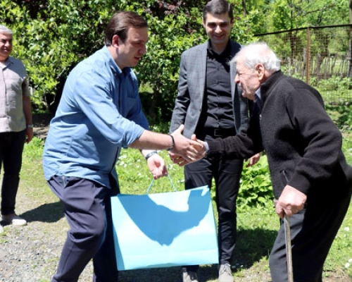 ადგილობრივი ხელისუფლების წარმომადგენლები მეორე მსოფლიო ომის ვეტერან გალაქტიონ ჩხიკვაძეს ესტუმრნენ