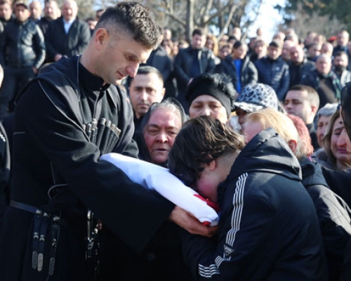 ოთარ ღვინაშვილი სამხედრო პატივით დაკრძალეს