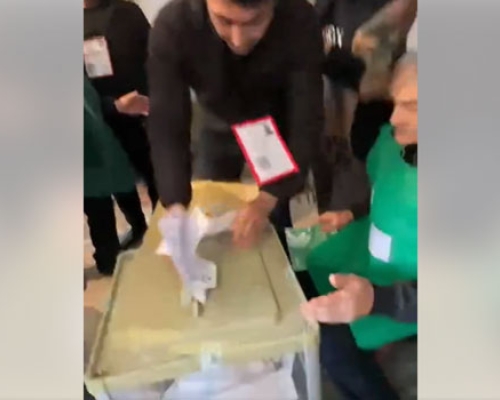 მარნეულში საარჩევნო ყუთში ათობით ბიულეტენს ერთად ყრიან