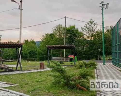 დაზიანებული სკამ-საქანელა სკვერში- რას აცხადებენ ჩოხატაურის მერიაში