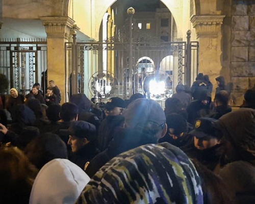 პარლამენტთან კიდევ ერთი ადამიანი დააკავეს