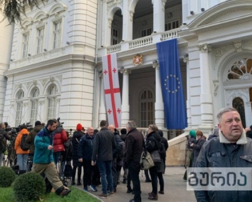 როგორ ელოდებიან მოქალაქეები სალომე ზურაბიშვილის გამოსვლას (ვიდეო)