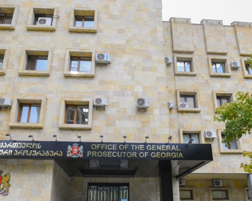“ერთ პირს და პოლიციის თანამშრომელს მრავლობითი დაზიანებები მიაყენა”- პროკურატურა