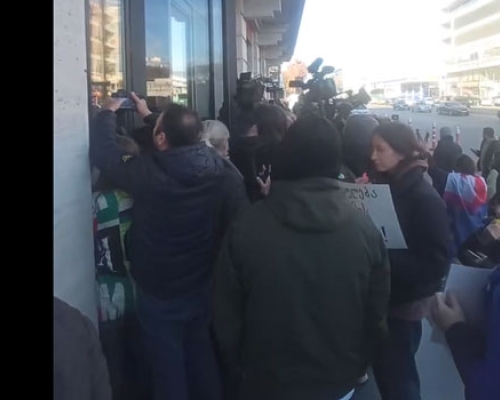 რესტორანთან, სადაც, მოსამართლეებისთვის კორპორაციული წვეულებაა დაგეგმილი, საპროტესტო აქცია მიმდინარეობს