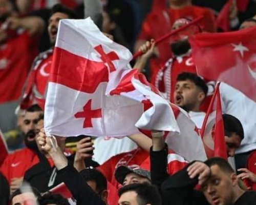 ვინ არის მამაკაცი, რომელიც თურქი გულშემატკივრის სექტორში საქართველოს დროშას აფრიალებდა