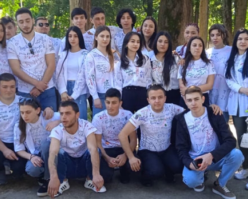 სამტრედიის მეოთხე საჯარო სკოლაში მეთორმეტე კლასელთათვის ბოლო ზარი დაირეკა