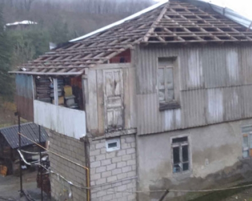 ძლიერმა ქარმა გორმაღლის თემში სახლებს სახურავები გადახადა