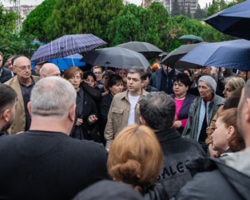 “ამ ეტაპზე პირველი რიგის ამოცანა ტერიტორიის მოწესრიგებაა”- შეხვედრა ხანძრით დაზარალებულებთან