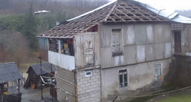 ძლიერმა ქარმა გორმაღლის თემში სახლებს სახურავები გადახადა