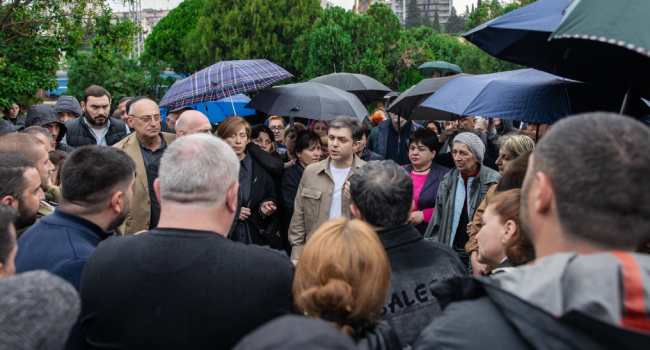 “ამ ეტაპზე პირველი რიგის ამოცანა ტერიტორიის მოწესრიგებაა”- შეხვედრა ხანძრით დაზარალებულებთან