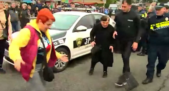 ხმაური ზუგდიდის ბაზართან – მოვაჭრეებს ტერიტორია გადაკეტილი აქვთ და აქციას მმართავენ